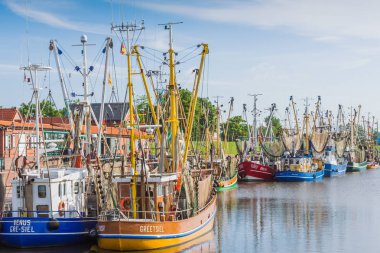 Selamlar, 9 Haziran 2019. Doğu Frizya, Almanya 'da tarihi balıkçı teknesi limanı Greetsiel' de.
