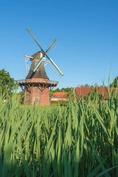 Klaashensche Muehle. Galeria Holenderski wiatrak wzdłuż Dolnej Saxon Mill Road, Wschodnia Fryzja, Niemcy — Zdjęcie stockowe
