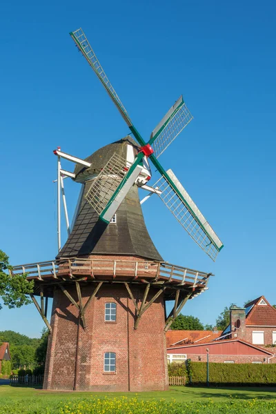 Klaashensche Muehle. Galería Molino holandés a lo largo de Lower Saxon Mill Road, Frisia Oriental, Alemania —  Fotos de Stock