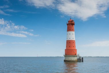 Arngast Deniz Feneri Mavi Gök ile Wilhelmshaven, Aşağı Saksonya, Almanya yakınlarında duruyor