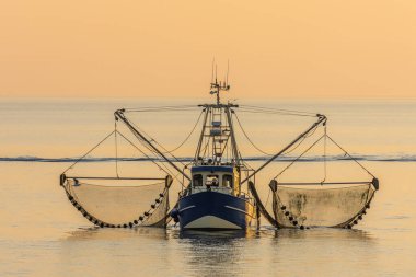 Wadden Denizi 'nde Nets ile birlikte balıkçı teknesi Akşam Işığı, Kuzey Denizi, Almanya' nın kuzeyinde Schleswig-Holstein