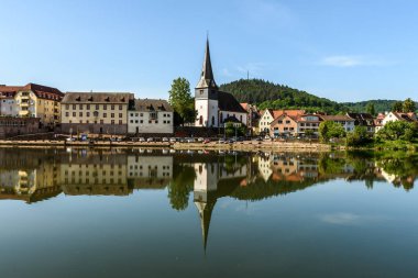 Neckargemuend - 8 Mayıs 2020. Neckar Nehri, Odenwald, Baden-Wuerttemberg, Almanya ile Neckargemund kasabası