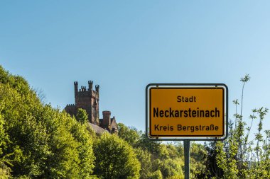 Arka planda Kaleli Neckarsteinach İşareti, Hesse, Almanya