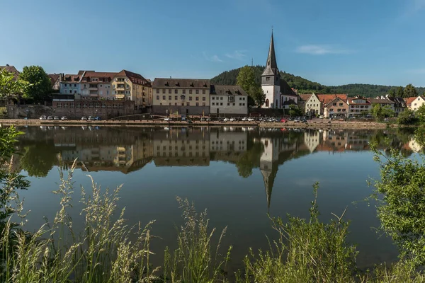 Neckargemuend - 8 Mayıs 2020. Neckar Nehri ile Neckargemuend, Odenwald, Baden-Wuerttemberg, Almanya