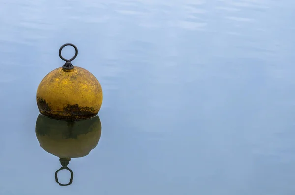 Желтый Швартовый Буй Спокойной Воде Боденское Озеро Германия — стоковое фото