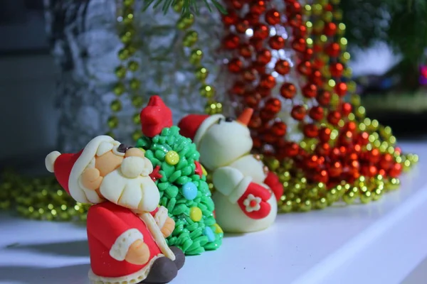 Kleine Figuren Van Kerstman Een Sneeuwpop Bij Kerstboom — Stockfoto