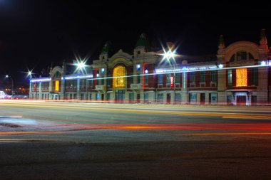 Geceleyin Novosibirsk 'teki yerel bilgi müzesi