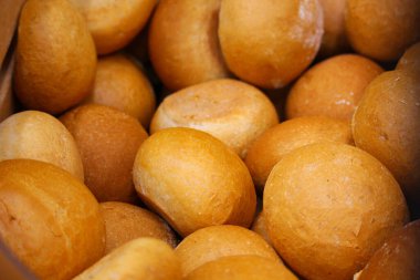 Süpermarkette yuvarlak çörekler var.