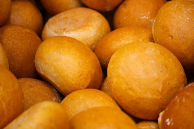 Süpermarkette yuvarlak çörekler var.