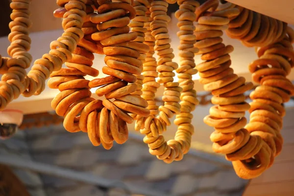 Bir grup sarı simit asılıydı.