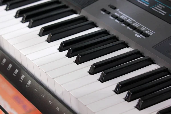 elektronik piyano tuşları kapat