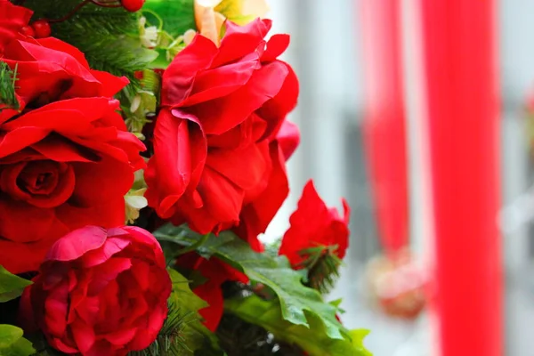 yapay kırmızı ve beyaz çiçekler