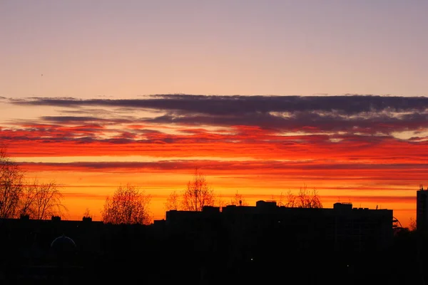 Czerwono Pomarańczowe Niebo Nad Miastem Zachodzie Słońca — Zdjęcie stockowe