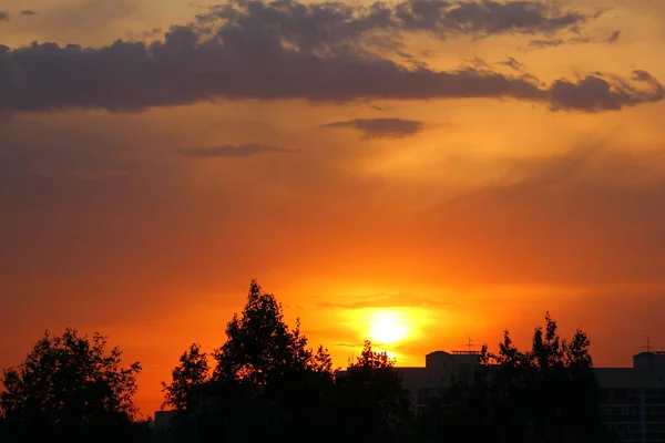Захід Сонця Жовто Оранжевому Небі Фіолетовою Хмарою Над Містом — стокове фото