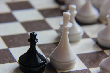 Vezir ve piyon satranç tahtasında