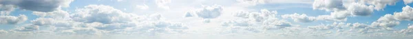 夏の青空を望む美しい白い雲のパノラマ画像 — ストック写真