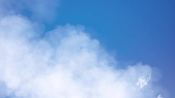 Nuages pelucheux colorés avec fond bleu ciel .
