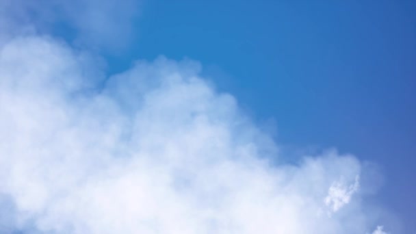 Nuages pelucheux colorés avec fond bleu ciel . — Video