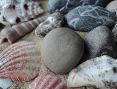 Haç şeklinde doğal deseni olan bir taş.