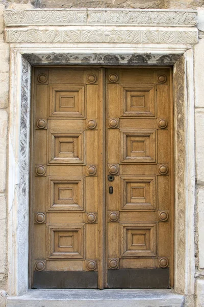 刻まれた要素を持つヴィンテージ美しい木製のドア 建物への大規模なフロントドア 閉じた入り口の二重ドア — ストック写真