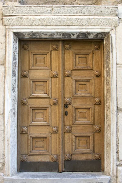 Vintage Bella Porta Legno Con Elementi Intagliati Grande Porta Ingresso — Foto Stock