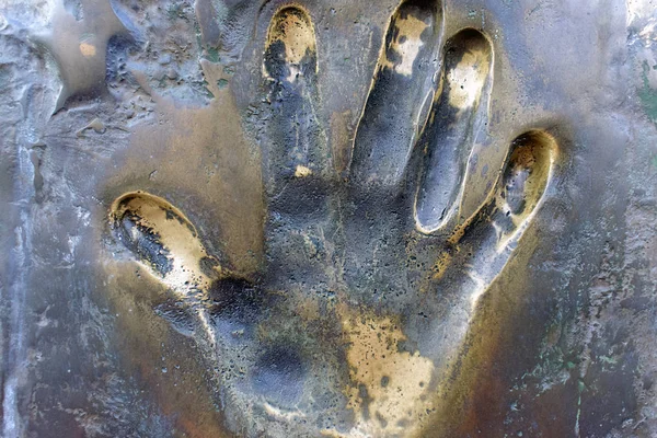 人間の手の版画 銅製のクローズアップの表面に左の手のひらの印 — ストック写真