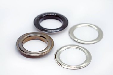 Ters halkalı metal gözbebekleri, koyu nikel ve siyah lakteli. Kıyafetler, ayakkabılar ve çantalar için aksesuarlar. Göbek bağının içine girdiği delik için metal taban.