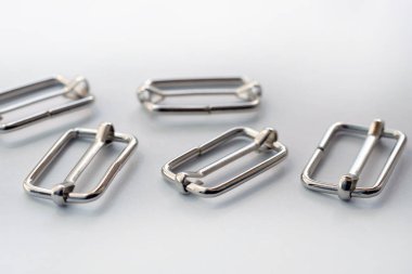 Metal daralmalar 25 mm tel renk nikel çift oluklu. Bir kemer, bant, sap uzunluğunu ayarlamak için dikiş aksesuarları olarak kullanılır. giyim için metal uzunluk ayarlama parçaları.