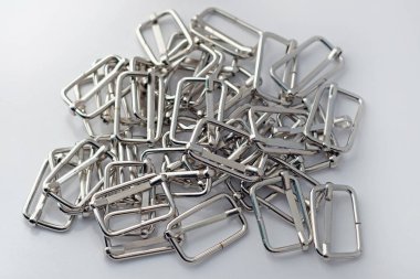 Metal daralmalar 25 mm tel renk nikel çift oluklu. Bir kemer, bant, sap uzunluğunu ayarlamak için dikiş aksesuarları olarak kullanılır. giyim için metal uzunluk ayarlama parçaları.