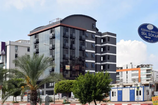 Antalya Turquia Setembro 2017 Edifício Moderno Preto Rua Centro Cidade — Fotografia de Stock