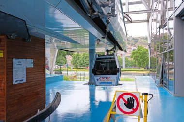 Tiflis, Gürcistan - 6 Haziran 2019: Tiflis şehir merkezindeki Cableway istasyonu. İnsanları taşımak için geliştirilmiş kamaralar.