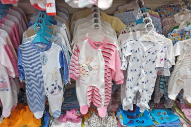 Kharkiv, Ukrayna - 30 Haziran 2019: Çocuklar için mağaza giysileri. Bebek, bebek ve küçük çocuklar mağazadaki raflardan sarkan gömlek, pantolon ve ayakkabılar gibi giyiniyorlar.