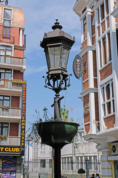 Batumi Georgia Června 2019 Černá Pouliční Lampa Zblízka Mezi Dvěma — Stock fotografie