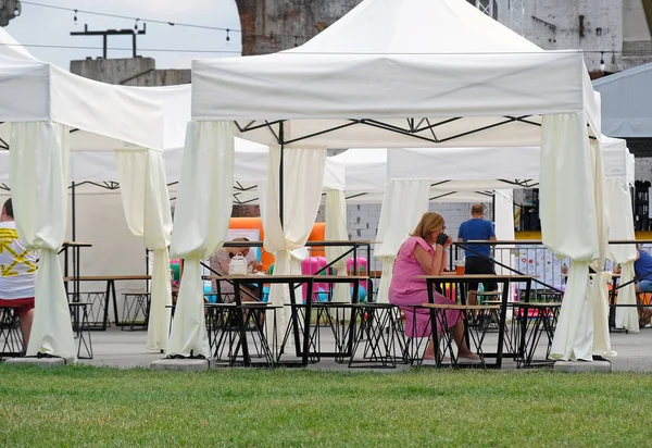 Kharkiv, Ukrayna - 30 Haziran 2019: Masaları ve çadırları olan yaz kafesi. Dışarıdan servis edilen bir kafe. Yaz mevsiminde şehirde kamp yapmak..
