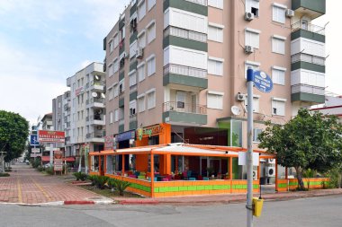 Antalya, Türkiye - 1 Eylül 2017: Şehirde yerel dükkanları, konut binaları ve balkonları olan bir sokak. Boş kafeler ve insanlar olmadan sokaklar.