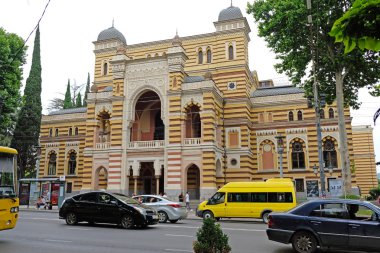 Tiflis, Gürcistan - 7 Haziran 2019: 1851 'de inşa edilen Gürcistan Ulusal Opera ve Bale Tiyatrosu. Opera binası cephesi. Otobanda bir sürü araba var..