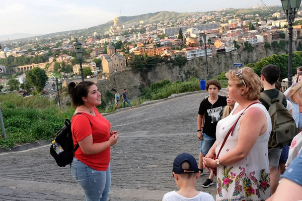 Tbilisi Georgia Junio 2019 Joven Que Guía Habla Los Turistas — Foto de Stock