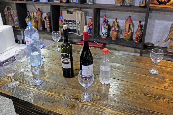 Tbilisi Geórgia Junho 2019 Duas Garrafas Vidro Vinho Mesa Copos — Fotografia de Stock