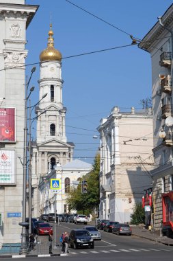 Kharkiv, Ukrayna - 2 Ekim 2019: Şehir merkezinde Kutsal Bakire Meryem 'in Varsayımı Katedrali. Sokağın sonunda katedrali görebiliyorsunuz. Şehrin ruhani yaşamı.. 