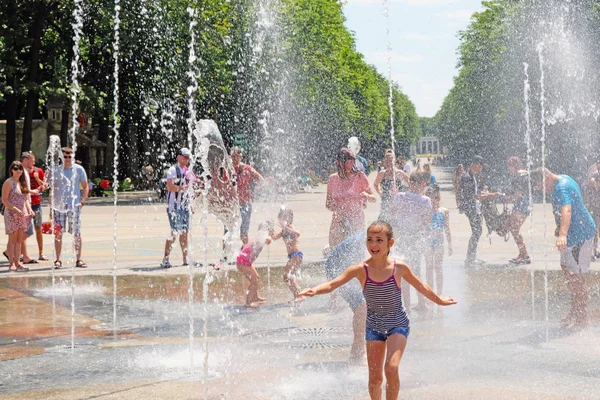 Kharkiv Ucrania Junio 2019 Día Caluroso Verano Una Fuente Centro — Foto de Stock