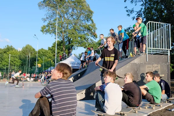 Charkov Ukrajina Srpna 2019 Kluci Sedí Skateboardech Podlaze Sportovního Hřiště — Stock fotografie