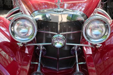 Kharkiv, Ukrayna - 30 Haziran 2019: Red Retro Mercedes marka. Markayla ilişkilendirilip müzede sunulan klasik bir Mercedes 'in yakın çekimi.