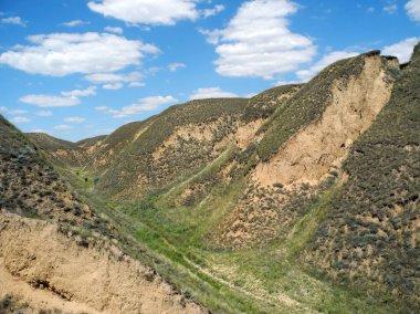 Yeşil tepeler ve bulutlu gökyüzü. Köydeki dağlarda yaz. 
