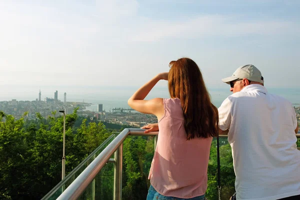 Una Joven Con Anciano Para Admira Panorama Ciudad Los Turistas — Foto de Stock
