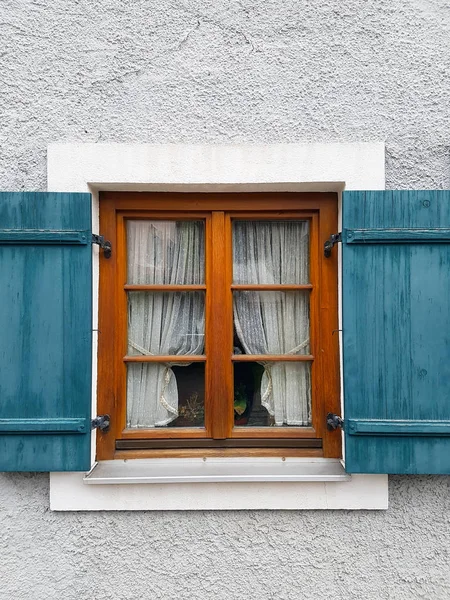 Window Gray Wall Blue Shutters Wooden Brown Window Frame White — Stock Photo, Image