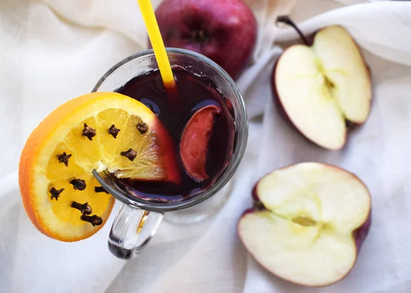 Vinho Tinto Ruminado Copo Vidro Com Vista Superior Laranja Especiarias — Fotografia de Stock