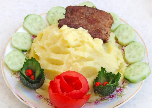 Potatismos Med Tomater Gurka Och Kött Läcker Hemlagad Lunch — Stockfoto