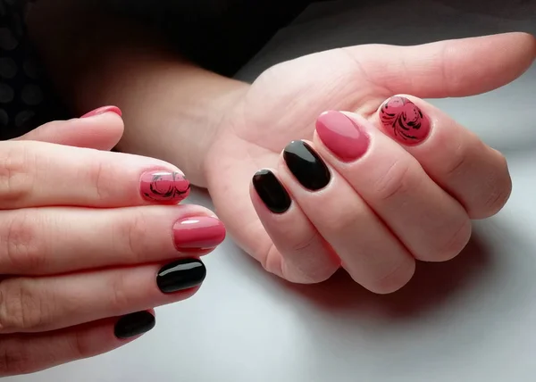 Twee Handen Sluiten Met Nieuwe Manicure Zwart Rode Lakken Gel — Stockfoto