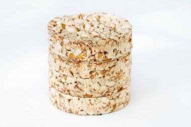 Beyaz arka planda yuvarlak gevrek gevrekler. Yuvarlak şekilli tahıl ekmeği, mayasız sağlıklı yiyecek. Diyet için çoklu tahıllı gevrek..