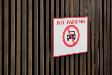 Kapıdaki tabela park etmek ve 